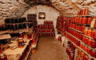 Chłodna spiżarnia bez prądu w mieszkaniu: pasywny cold room krok po kroku (tańsza kuchnia, więcej smaku)