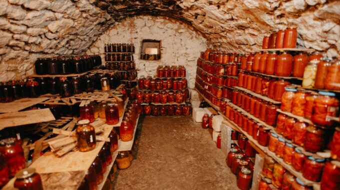 Chłodna spiżarnia bez prądu w mieszkaniu: pasywny cold room krok po kroku (tańsza kuchnia, więcej smaku)