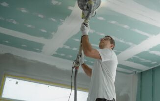 Sufit, który chłodzi i grzeje: gliniane tynki z matami kapilarnymi — komfort bez klimatyzacji i kaloryferów