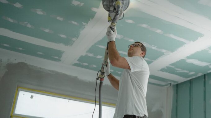 Sufit, który chłodzi i grzeje: gliniane tynki z matami kapilarnymi — komfort bez klimatyzacji i kaloryferów