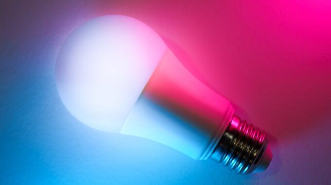 Listwa przypodłogowa 24 V DC: ukryty szynoprzewód dla LED, czujników i ładowarek USB-C w całym domu