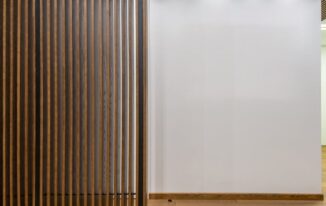 Ruchome ściany akustyczne z filcu PET na szynach sufitowych: inteligentne strefowanie małych mieszkań bez remontu