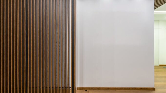 Ruchome ściany akustyczne z filcu PET na szynach sufitowych: inteligentne strefowanie małych mieszkań bez remontu