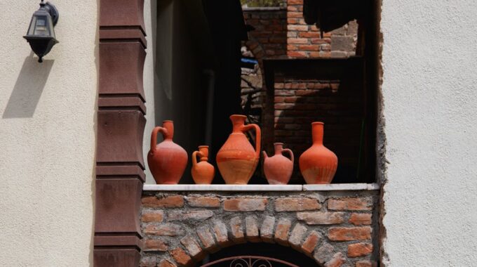 Chłodzące meble z terakoty: pasywne botijo, panele kapilarne i stoliki‑wazony bez prądu