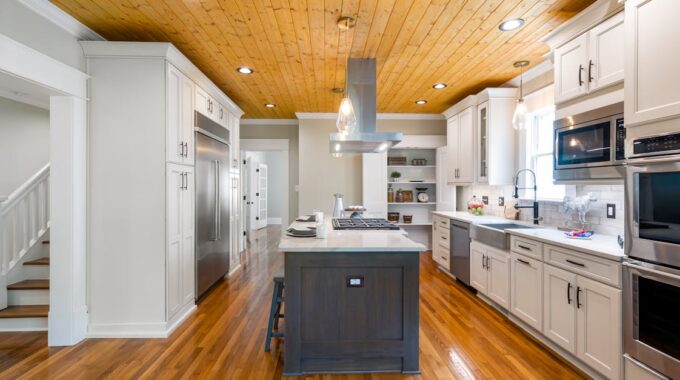 20 rzadkich rozwiązań do domu 2026: meble magazynujące ciepło, sufit z gliny kapilarnej i 24 V DC w praktyce