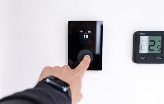 Fotobioreaktor w salonie: domowa ściana z mikroalgami jako żywy filtr powietrza, lampa i dekor jednocześnie