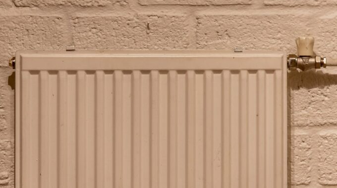 Ciche „chłodzenie” bez prądu: meble i dekoracje z ukrytymi panelami PCM (materiały przemiany fazowej) w polskich wnętrzach